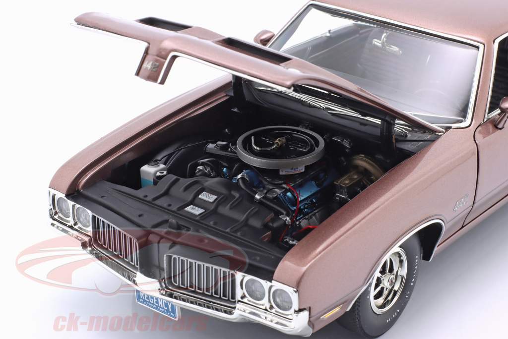 Oldsmobile 442 W-30 Baujahr 1970 rose metallic 1:18 GMP