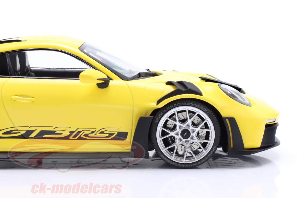 Porsche 911 (992) GT3 RS Baujahr 2023 gelb / silberne Felgen 1:18 Minichamps