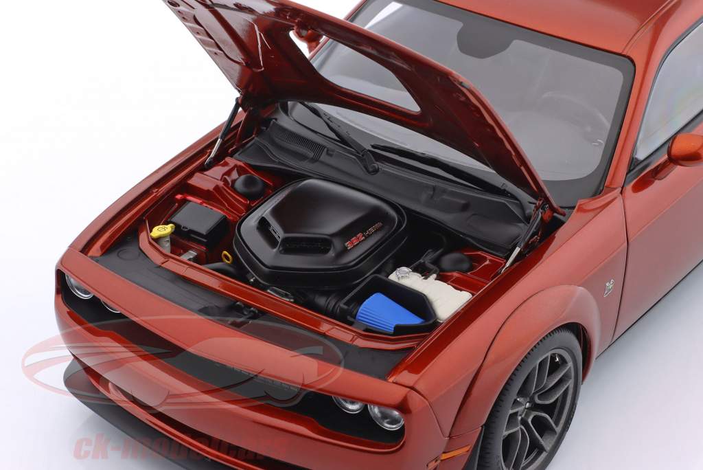 Dodge Challenger R/T Scat Pack Shaker Widebody 2022 корица коричневая 1:18 AUTOart