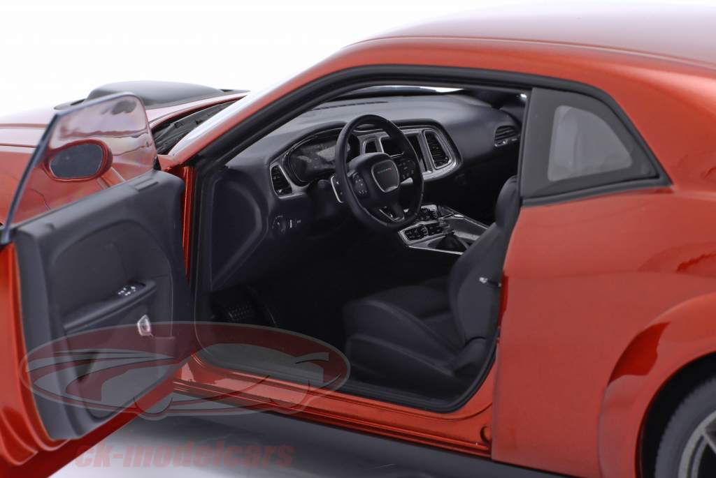 Dodge Challenger R/T Scat Pack Shaker Widebody 2022 kaneel bruin 1:18 AUTOart