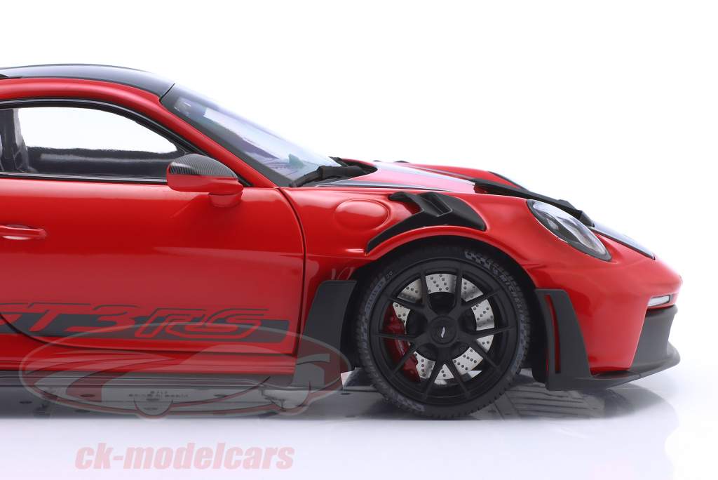 Porsche 911 (992) GT3 RS пакет Вайссах 2022 красный / черный автомобильные диски 1:18 Minichamps