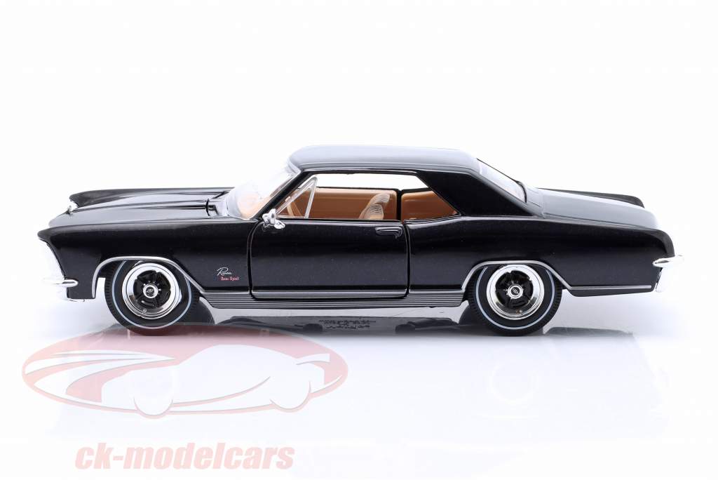 Buick Riviera year 1965 black 1:24 Maisto