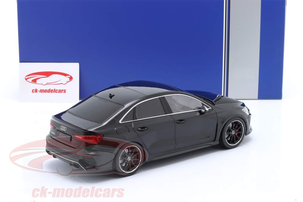 Audi RS3 (8Y) Limousine 建设年份 2022 黑色的 1:18 Ixo