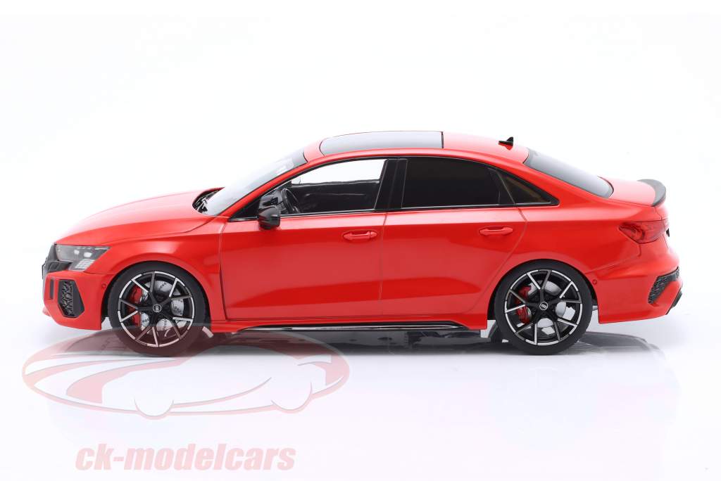 Audi RS3 (8Y) Limousine 建設年 2022 赤 1:18 Ixo