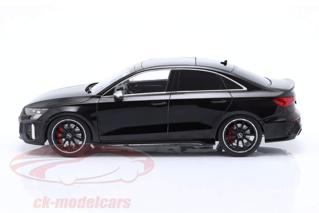 Audi RS3 (8Y) Limousine 建設年 2022 黒 1:18 Ixo