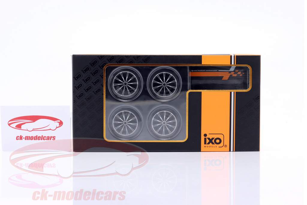 Reifen und Felgen Set (4 Stück) Audi RS3 mit Ständer silber 1:18 Ixo