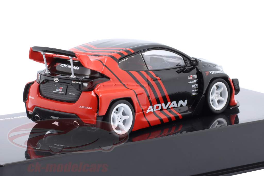 Toyota Pandem GR Yaris Advan Bouwjaar 2022 zwart / rood 1:43 Ixo