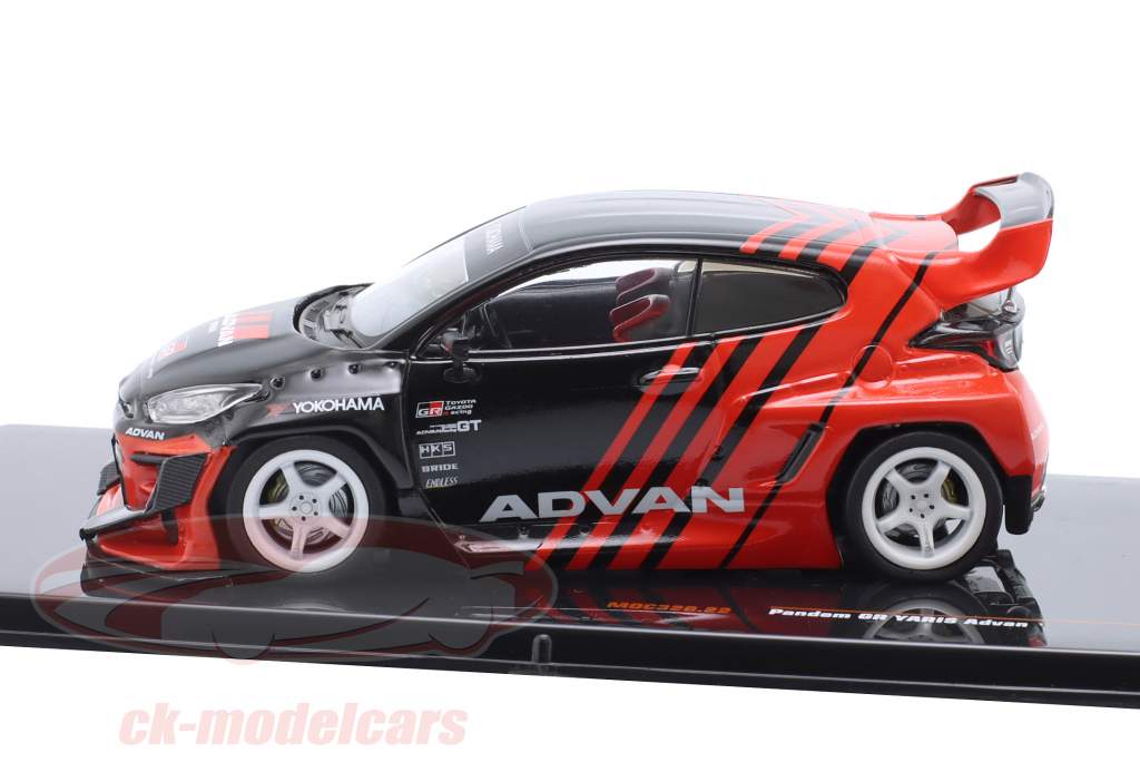 Toyota Pandem GR Yaris Advan Bouwjaar 2022 zwart / rood 1:43 Ixo