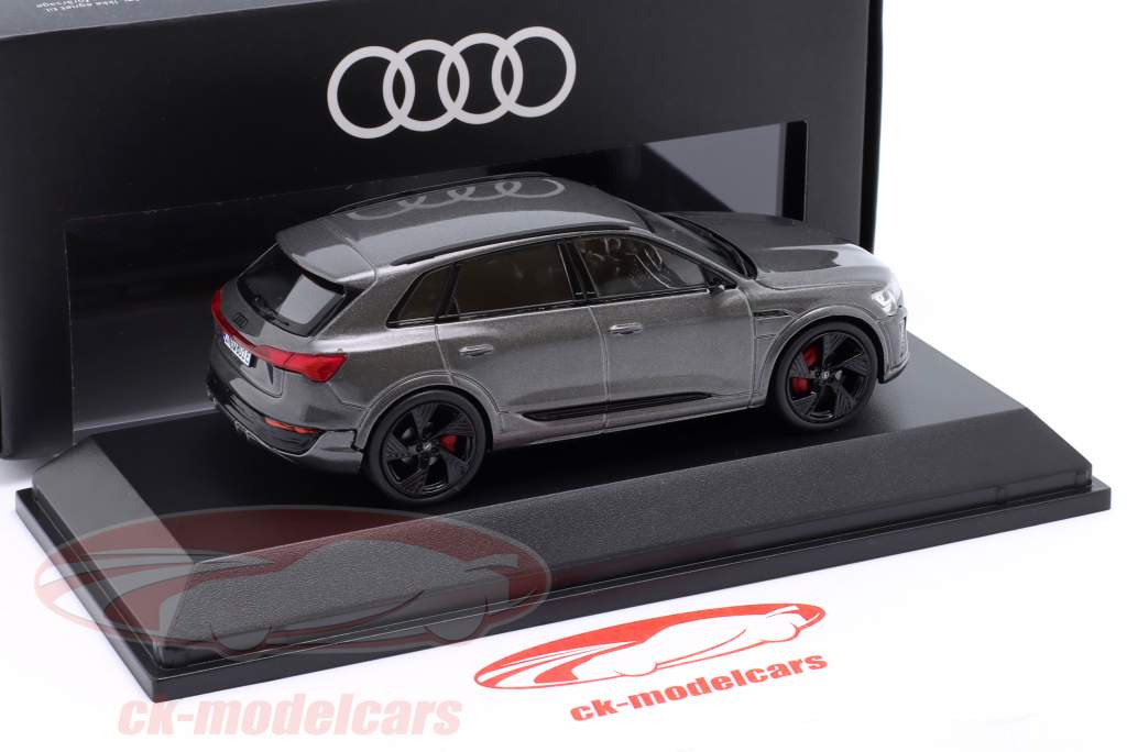 Audi Q8 e-tron Byggeår 2023 chronos grå 1:43 Spark