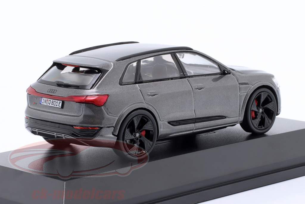 Audi Q8 e-tron Год постройки 2023 Хронос серый 1:43 Spark