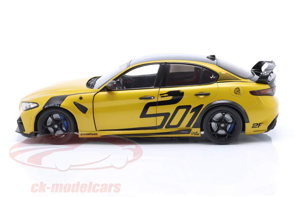 Alfa Romeo Giulia GTA year 2022 yellow metallic / black 1:18 Solido