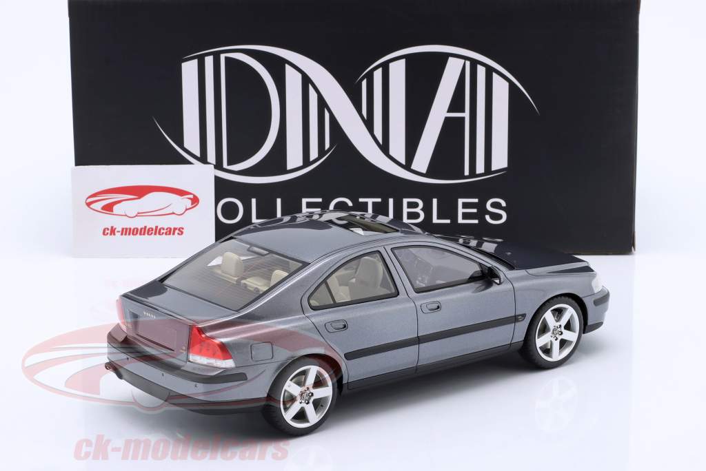 Volvo S60 R Ano de construção 2003 Cinza metálico 1:18 DNA Collectibles