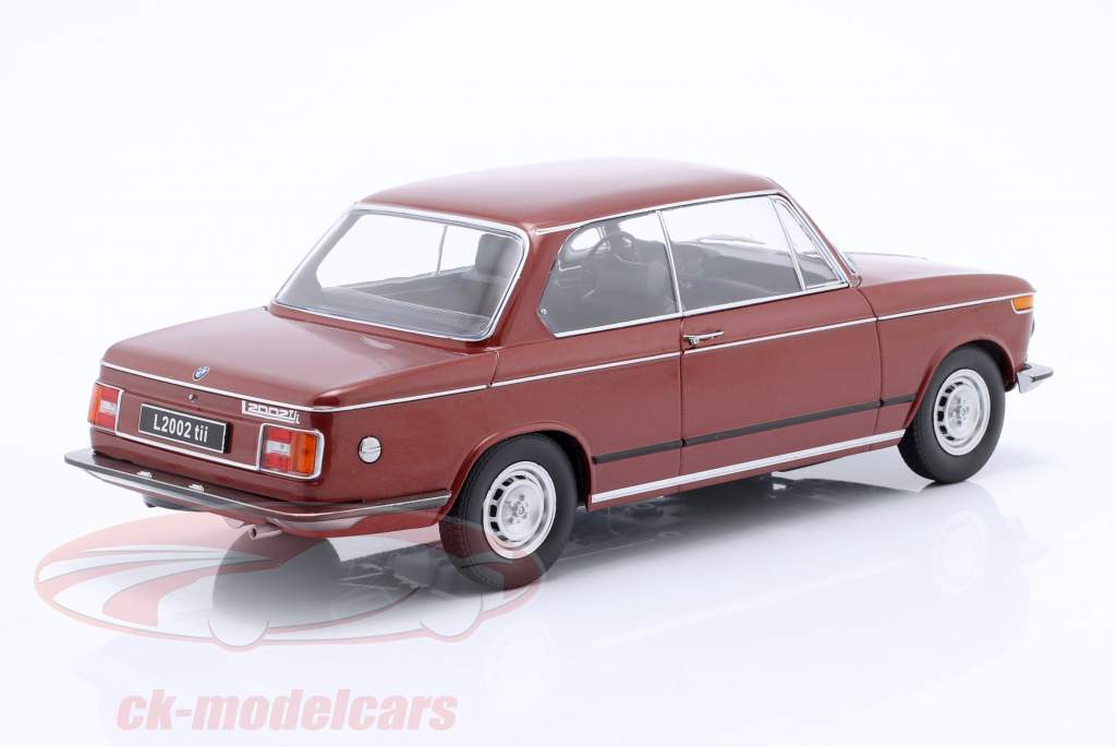 BMW L 2002 tii 2. serie Byggeår 1974 mørkerød metallisk 1:18 KK-Scale