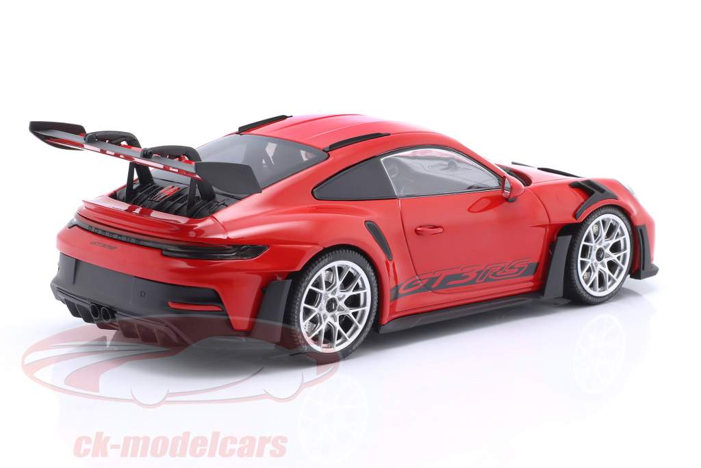 Porsche 911 (992) GT3 RS 2023 охранники красный / серебро автомобильные диски 1:18 Minichamps