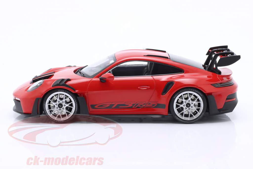 Porsche 911 (992) GT3 RS 2023 guards red / silver rims 1:18 Minichamps