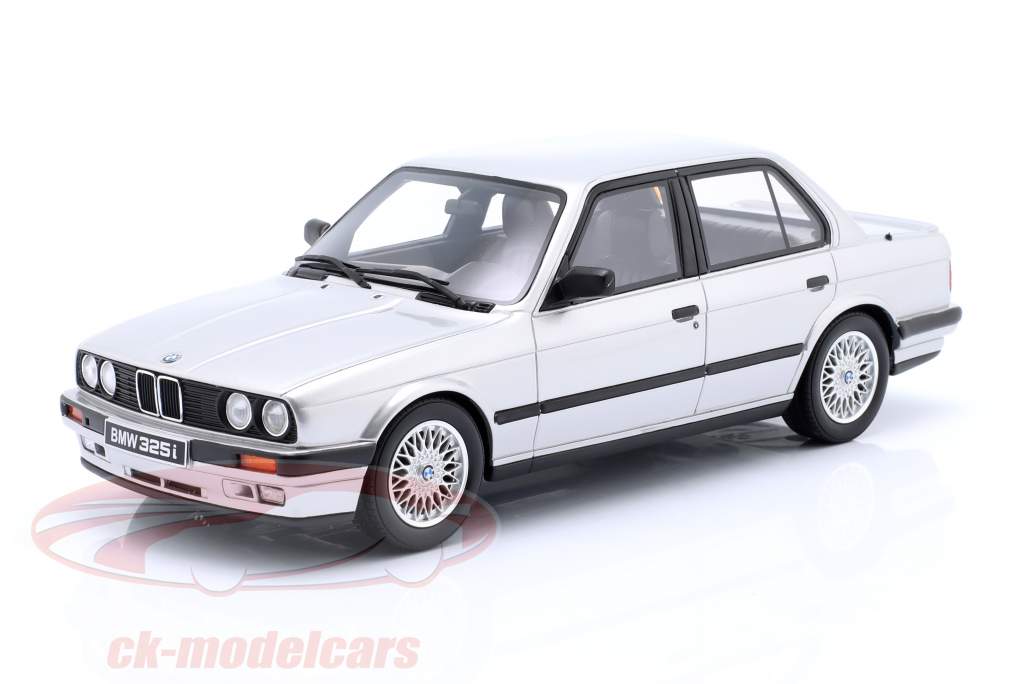 BMW 325i (E30) Byggeår 1988 sølv 1:18 OttOmobile