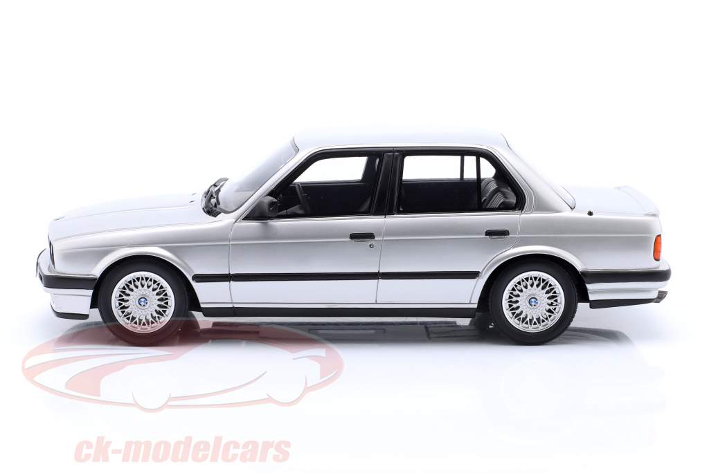 BMW 325i (E30) Baujahr 1988 silber 1:18 OttOmobile