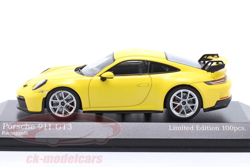 Porsche 911 (992) GT3 Baujahr 2020 racinggelb / silberne Felgen 1:43 Minichamps