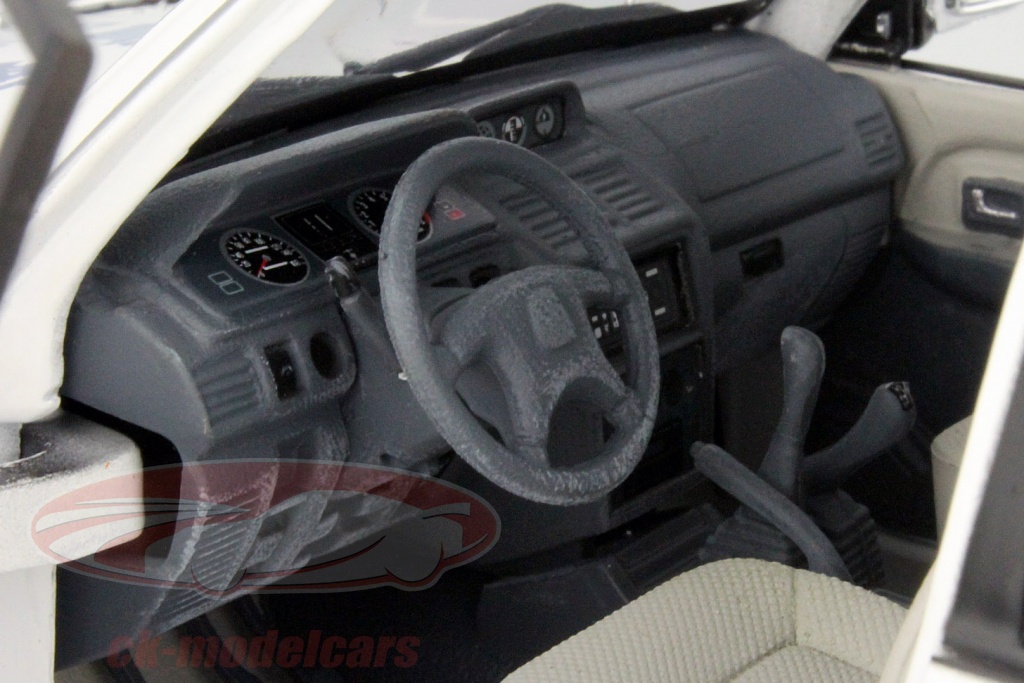 Sun Star Models 1:18 Mitsubishi Montero Long 3.5 V6 Année 1998 blanc