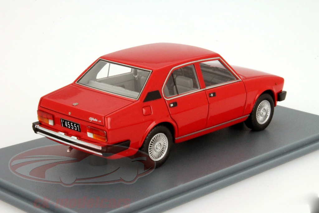 Neo 1:43 阿尔法罗密欧Alfetta 2000 红色NEO45551 模型汽车NEO45551 