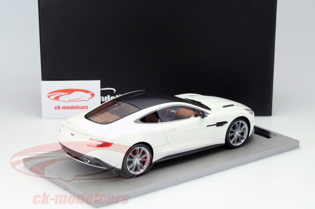 Burago 1/18 - Aston Martin Vanquish Argentée - Modèle De Collection Exposé