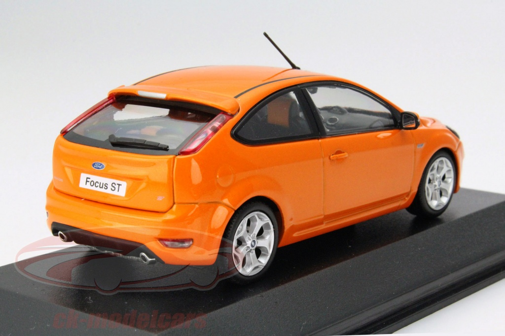 FORD FOCUS ESTATE POLICE CANINE PATROL MINICHAMPS 1:43 de reference
