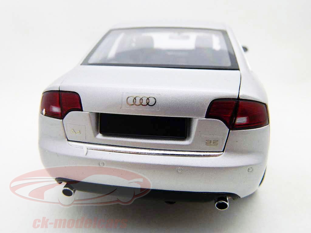 Minichamps 1:18 Audi A4 Bj. 2005 silver metallic 100014402 model  
