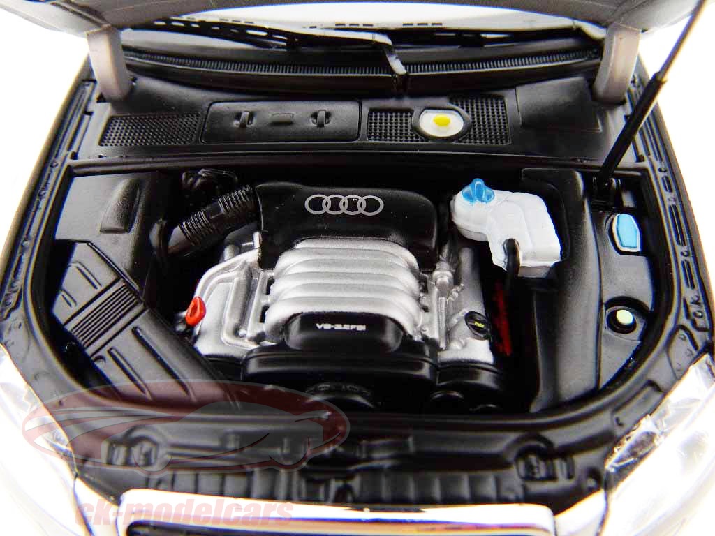 Minichamps 1:18 Audi A4 Bj. 2005 silver metallic 100014402 model  