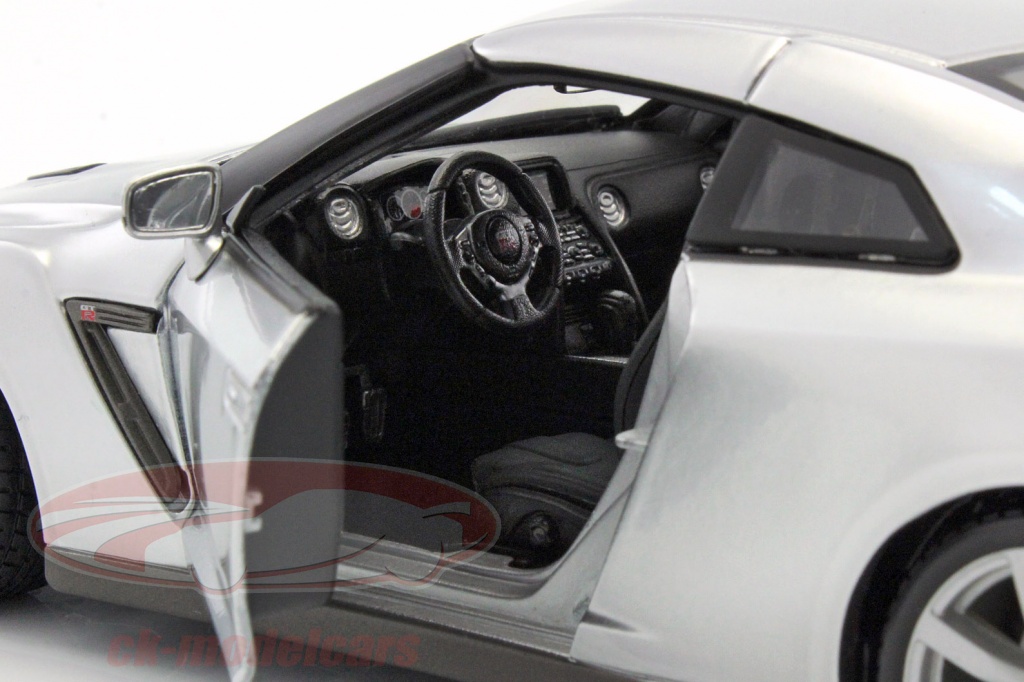 Maisto 1:18 Nissan GT-R (R35) année de construction 2009 argent ...
