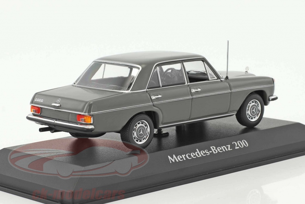 Miniature Mercedes 220 Berline W115 1968 - Échelle 1/43 - Bleue - NEUVE