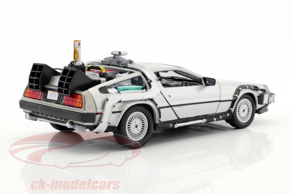 FLYING VERSION DE LOREAN BACK TO THE FUTURE II 22441F WELLY 1/24 