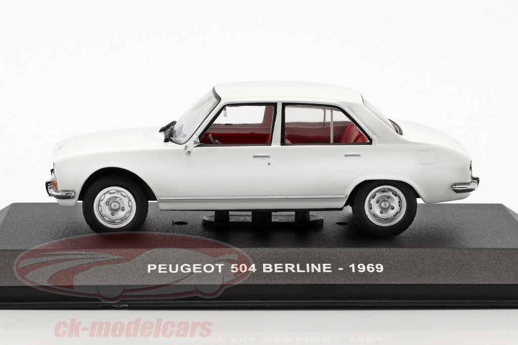 Modellino in miniatura Peugeot 504 1/43 IXO metallico verde 1969