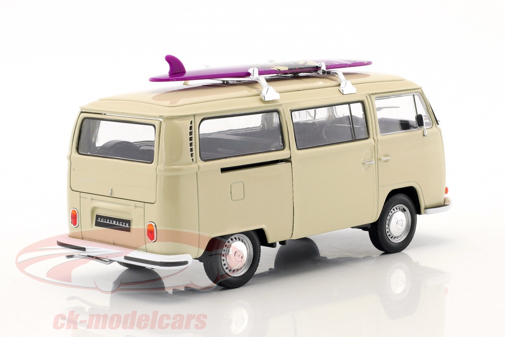 1972 Volkswagen Bus T2 crème avec planche de surf 1:24 échelle 27 Welly 22472SBC 
