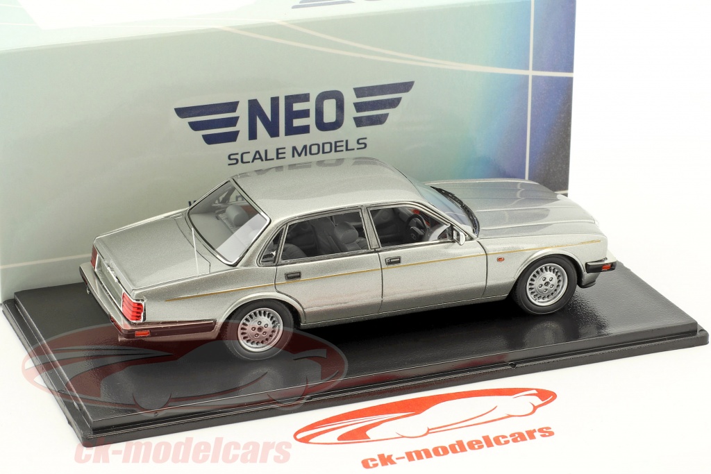 Modèle Réduit Jaguar XJ 2010 Gris Métallique 1:24 Par Welly - Capot Et Portes Ouvrables