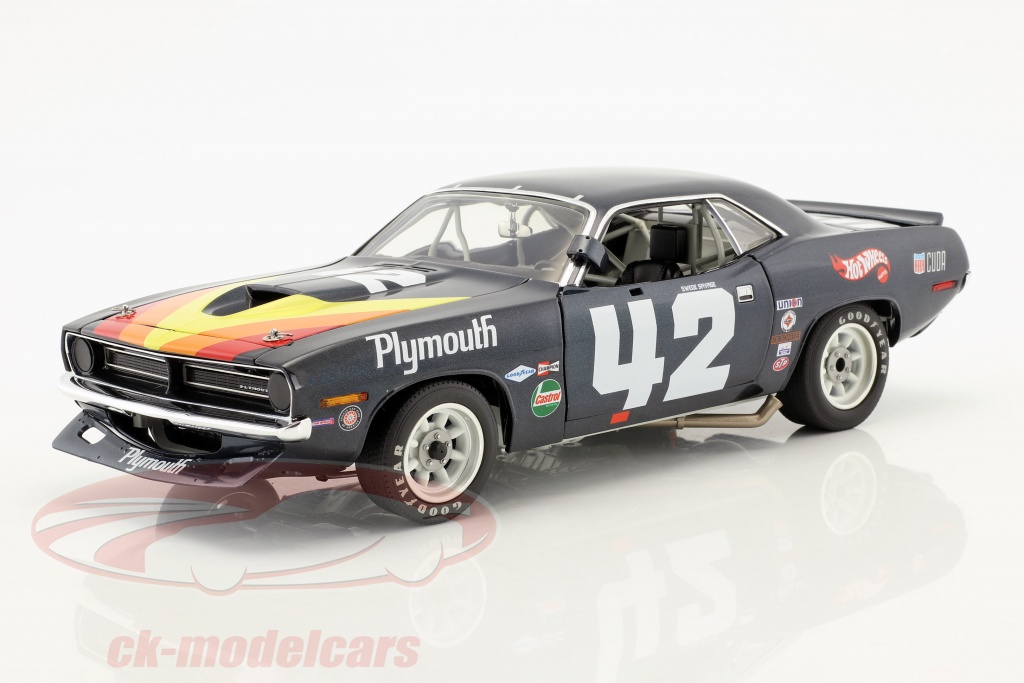 Plymouth Trans Am Barracuda #42 Construction year 1970 Swede Savage blue / yellow / red 1:18 GMP