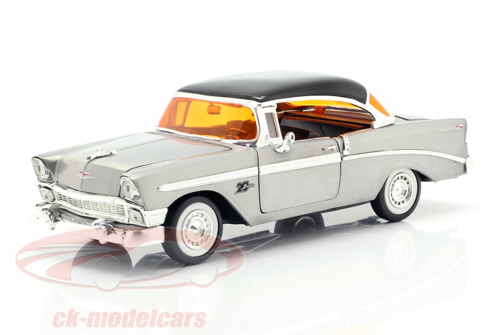Chevy Bel Air Baujahr 1956 silbergrau / schwarz 1:24 Jada Toys