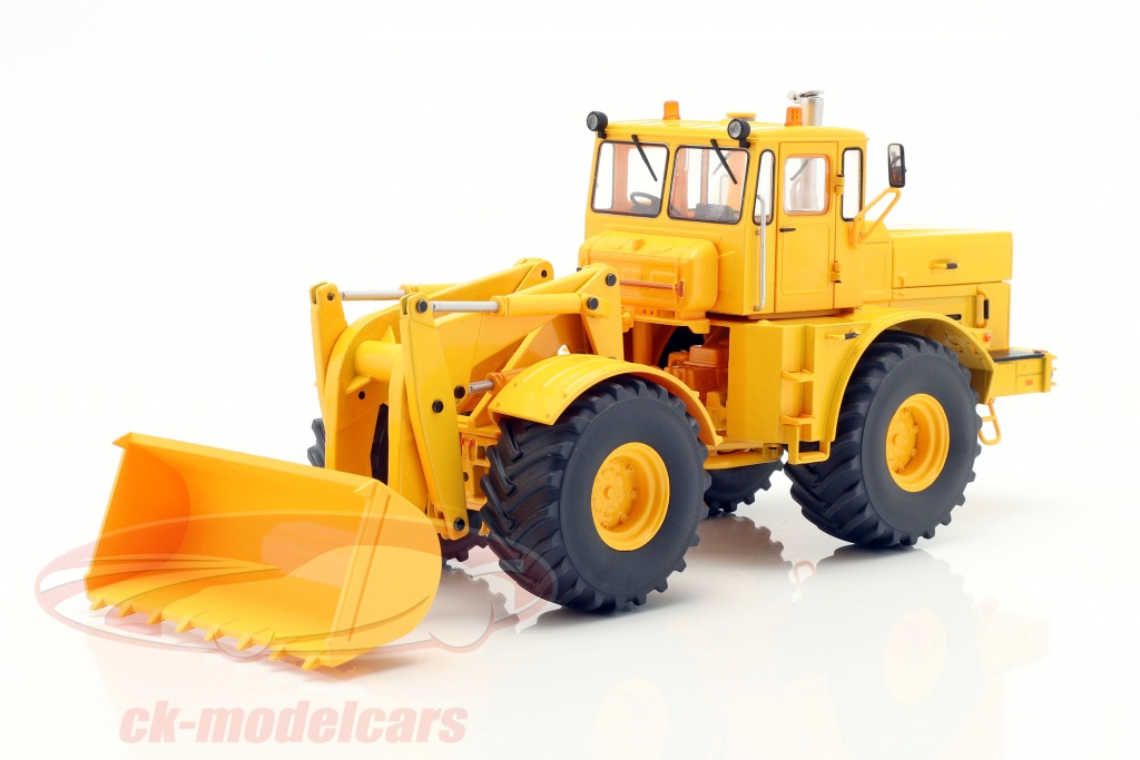 Kirovets K-700 M with front loader yellow 1:32 Schuco