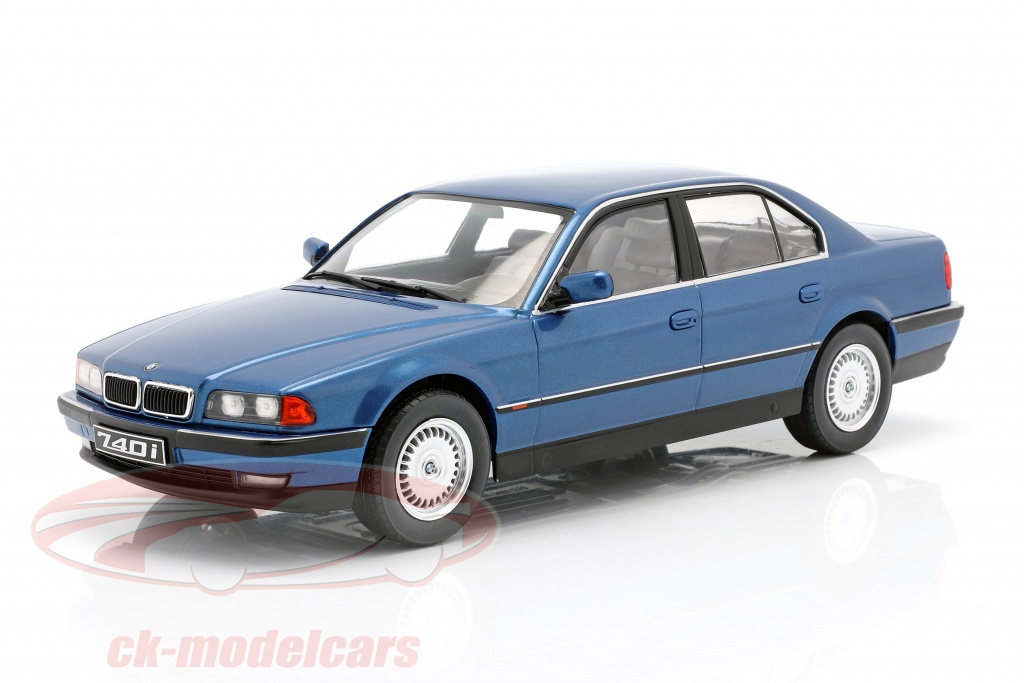 BMW 740i E38 1e serie Bouwjaar 1994 blauw metallic 1:18 KK-schaal
