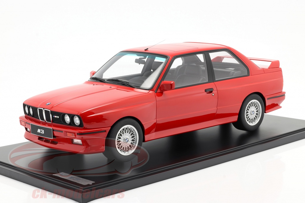 BMW M3 (E30) Année de construction 1986 brillant rouge Avec Vitrine 1:8 GT-Spirit