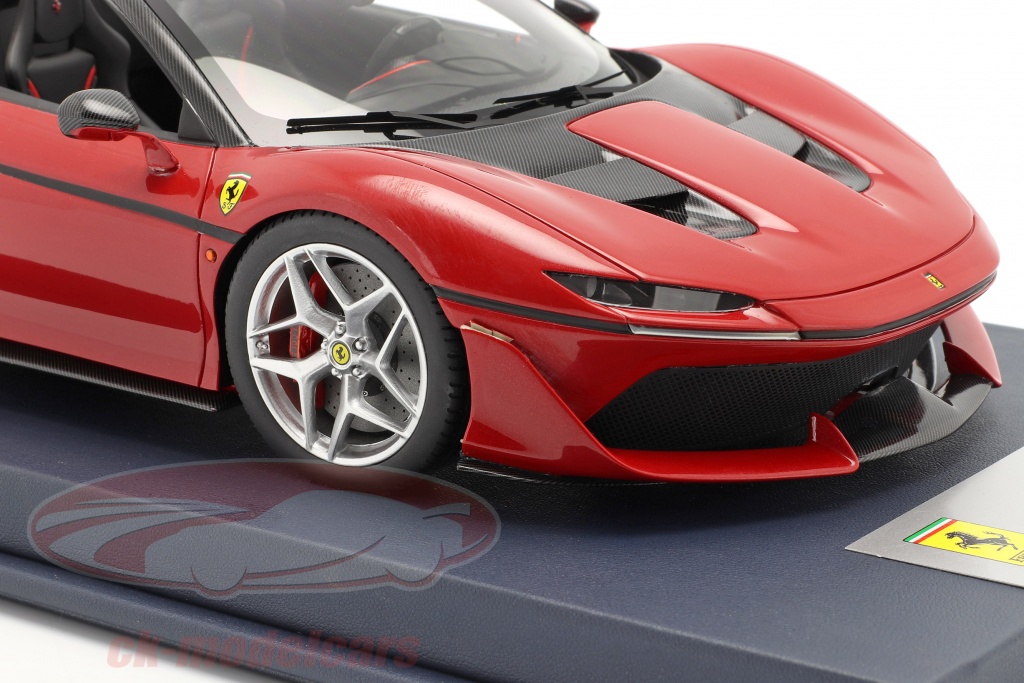 Ferrari J50 Roadster Baujahr 2016 rosso tristrato mit Vitrine 1:18 LookSmart / 2. Wahl