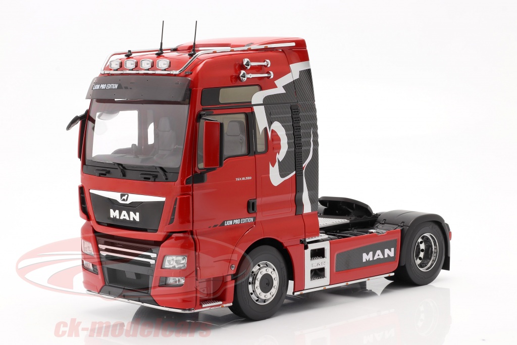 MAN TGX XXL Truck Lion Pro Edition 2018 red 1:18 Premium ClassiXXs