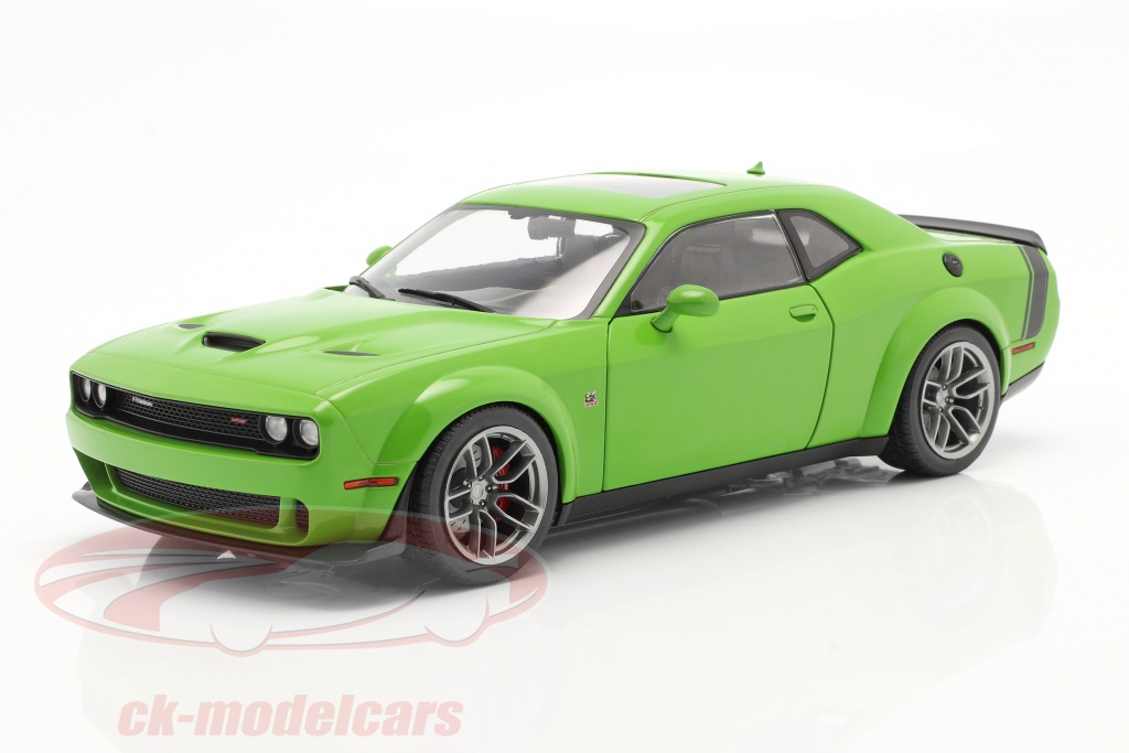 Dodge Challenger R/T Scat Pack Widebody 2020 green 1:18 Solido