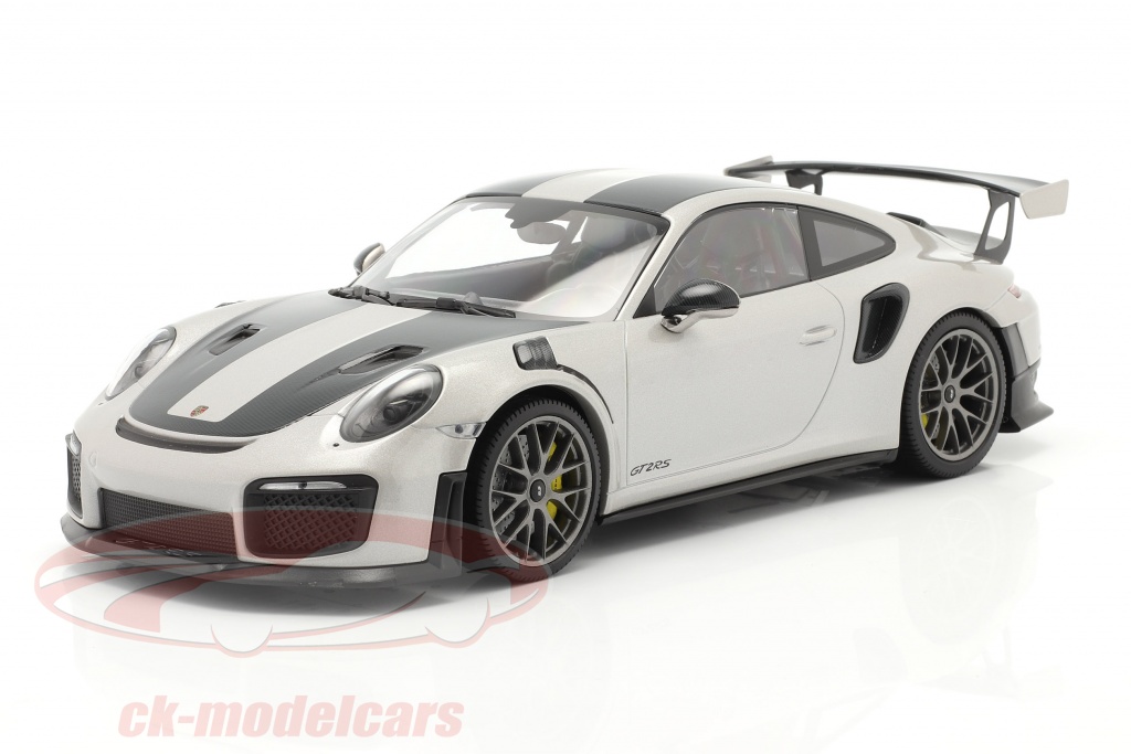 Porsche 911 (991 II) GT2 RS Weissach Package 2018 silver / silver rims 1:18 Minichamps