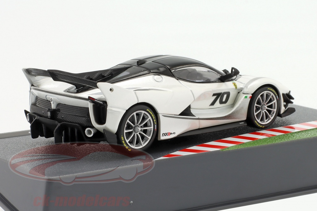 Bburago 1:43 Ferrari Racing FXX-K EVO 2017 blanc/noir - Voitures 1:43