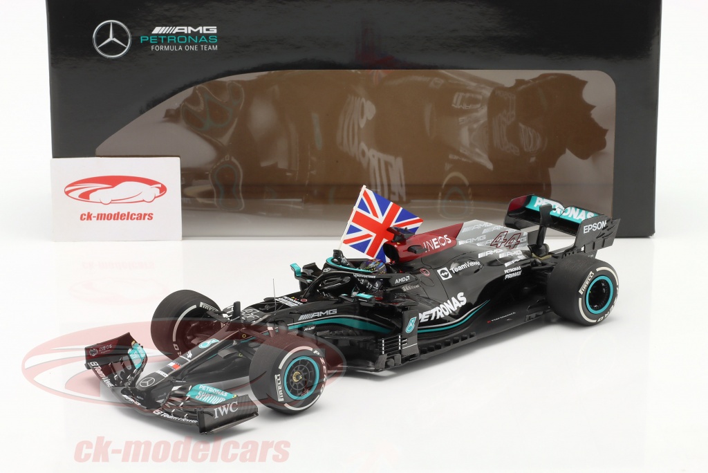 Minichamps 1:43 Mercedes W12 – Lewis Hamilton, GP Brésil 2021, Avec Drapeau