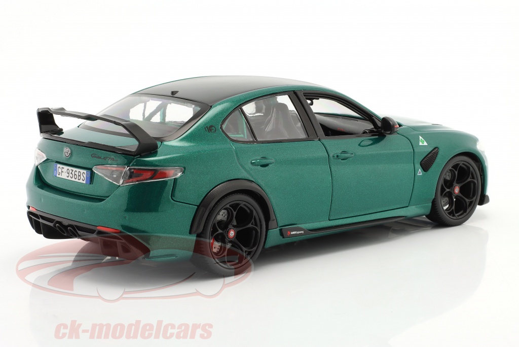Motorhelix Alfa Romeo Giulia Gtam Metallic Red 2021 + Motor 1/18 M89007