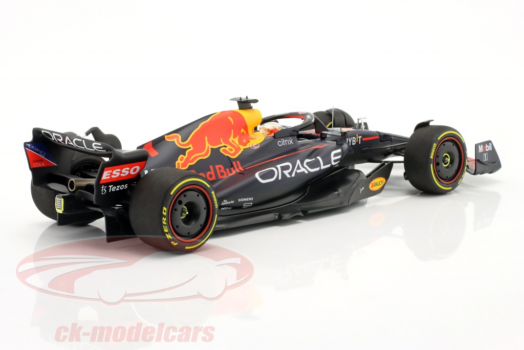 Minichamps 1:18 M. Verstappen Red Bull RB18 #1 勝者 サウジ 