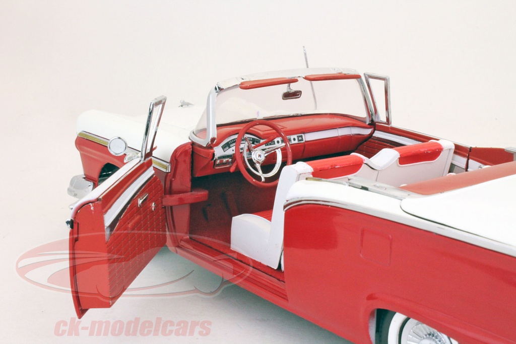 Ford FAIRLANE Skyliner 18分の1サイズ