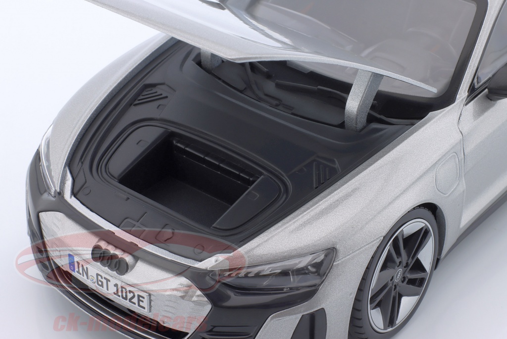 Bburago 1:18 Audi RS e-tron GT Año de construcción 2022 plata metálico