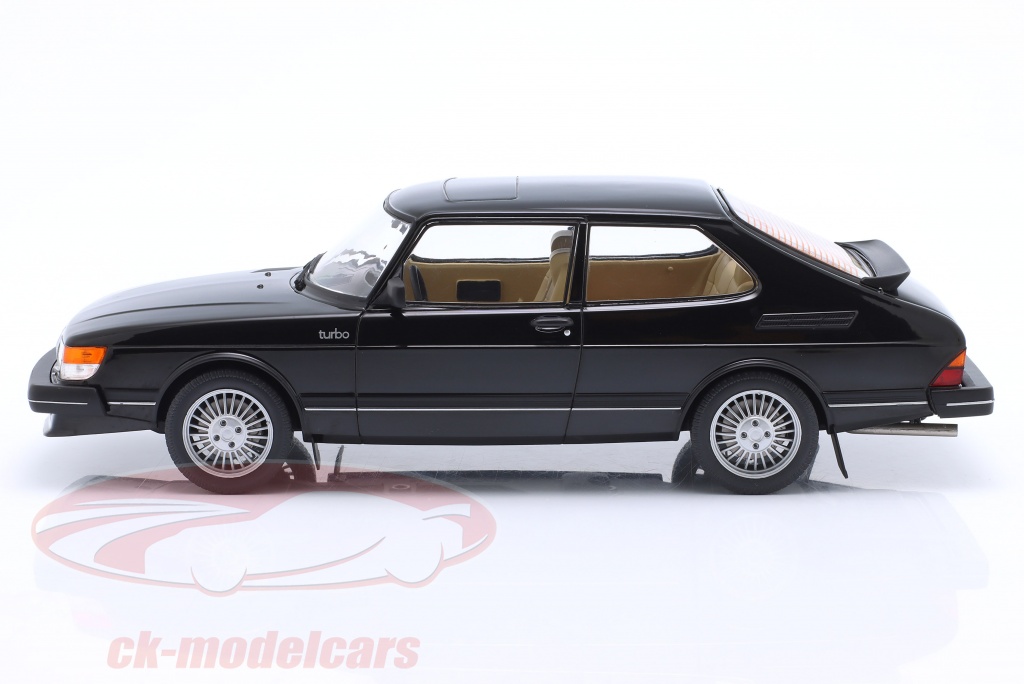 Miniature SAAB 900 GL Rouge 1981 – MODELCAR 1/18 – Collection Neuve